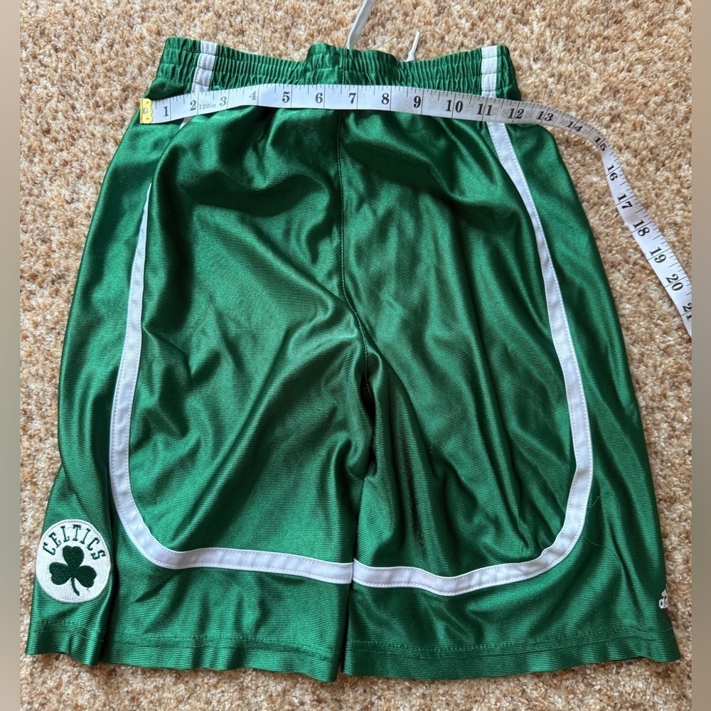 Vintage Boston Celtics Basketball Shorts NBA Youth Adidas med
